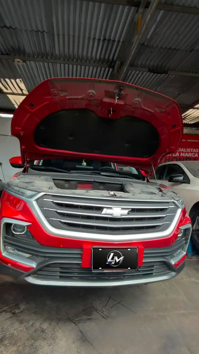 Chevrolet con el capó abierto durante su revisión