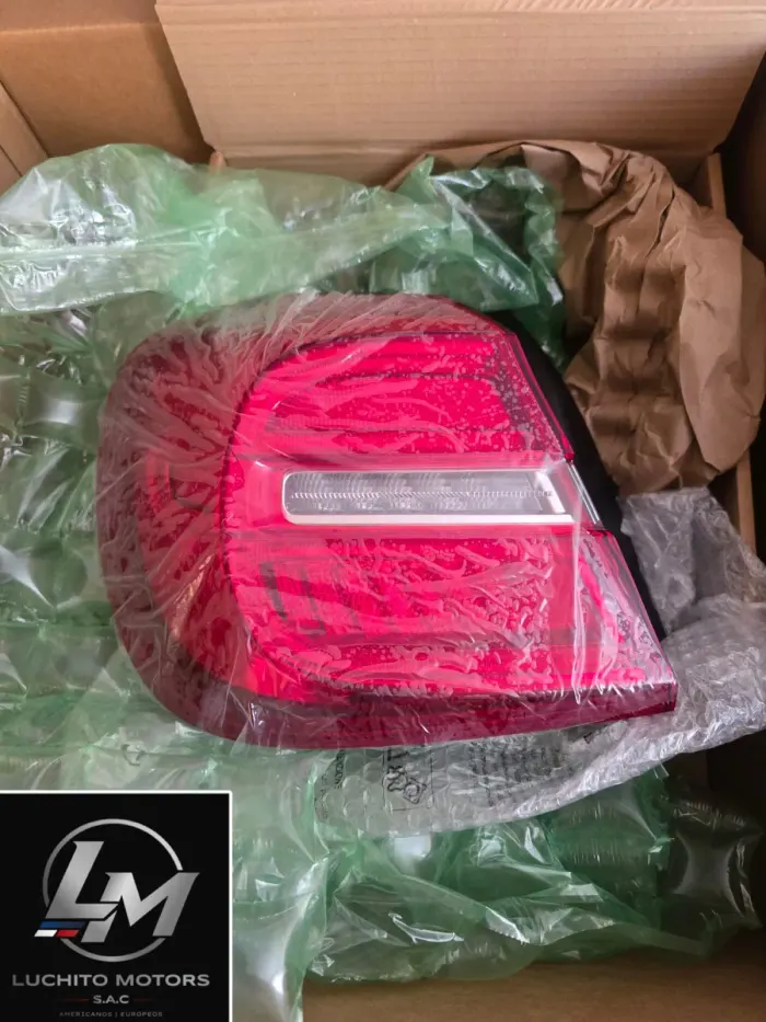 Luz trasera de vehículo recibida a pedido